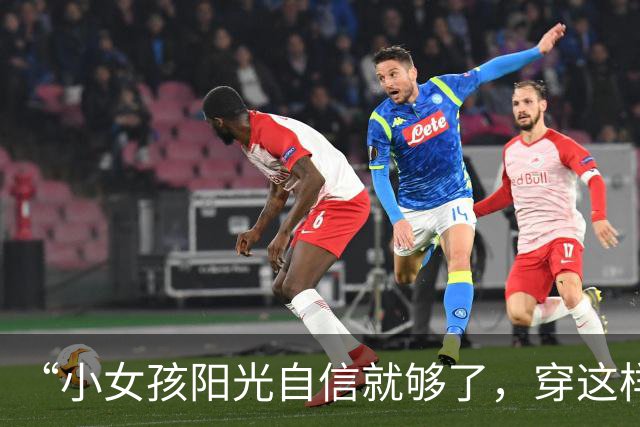 “小女孩阳光自信就够了，穿这样是想干嘛！”小学过度打扮照片火了